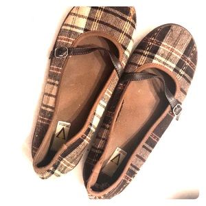 Size 8.5 Volatile flats.